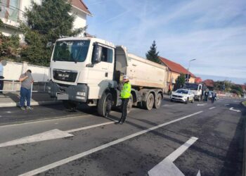 Șoferi de camioane care au circulat în zone interzise din Timișoara fără a deține autorizații, amendați/Foto