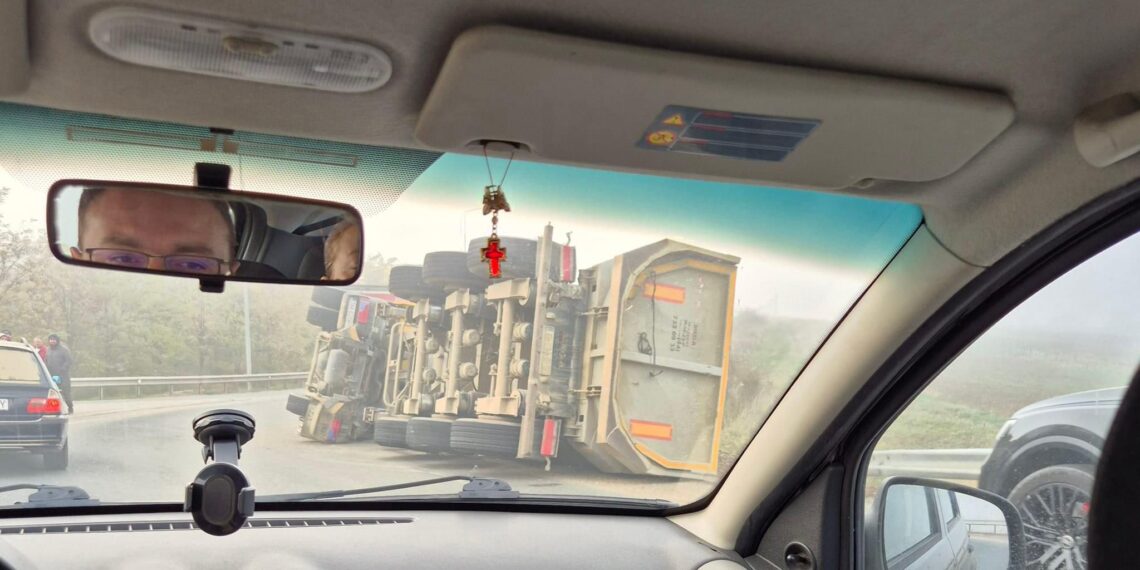 Un șofer a ajuns la spital după ce s-a răsturnat cu autobasculanta la Giarmata/Video