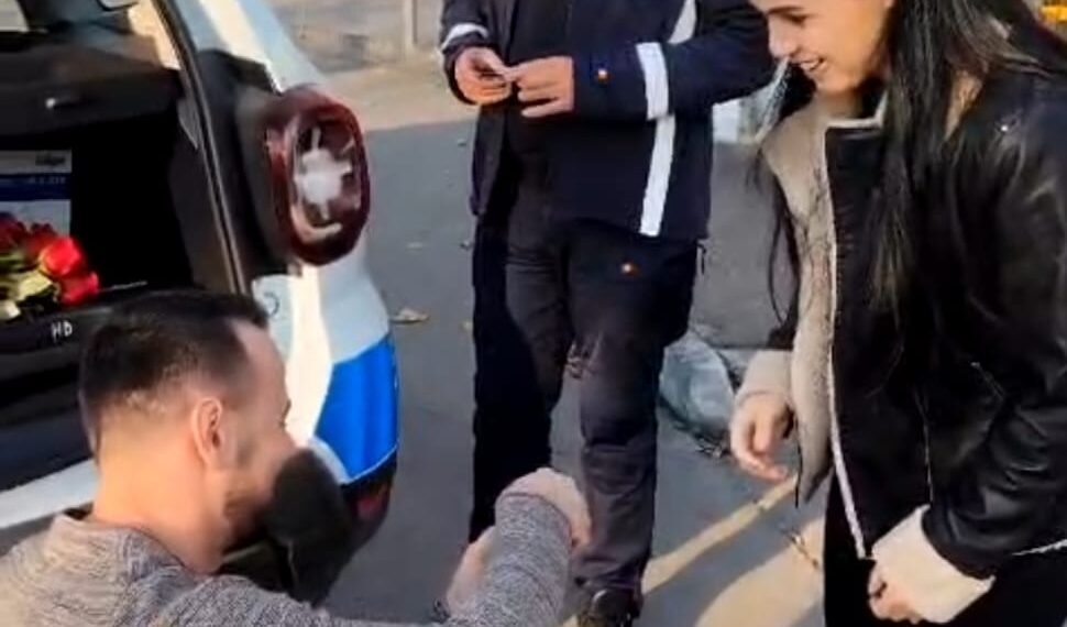 Un tânăr din Deva și-a cerut în căsătorie iubita în prezența polițiștilor rutieri/Video