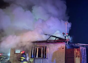 Un pompier arădean a sărit în ajutorul vecinului căruia i-a luat foc casa/Video