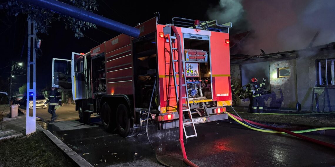 Un pompier arădean a sărit în ajutorul vecinului căruia i-a luat foc casa/Video