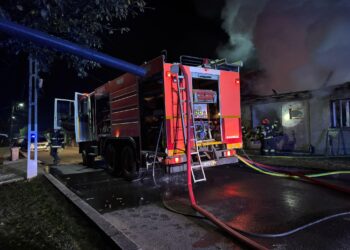 Un pompier arădean a sărit în ajutorul vecinului căruia i-a luat foc casa/Video