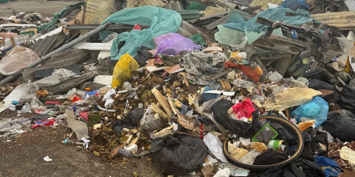 Zeci de tone de moloz și gunoaie scoase din Piața Aurora