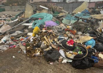 Zeci de tone de moloz și gunoaie scoase din Piața Aurora