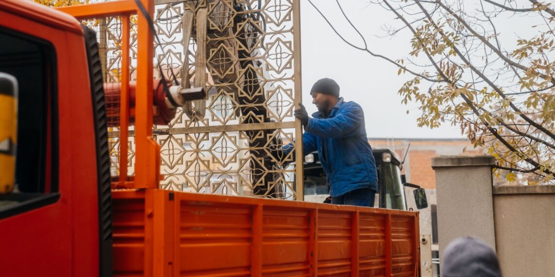 Un teren public ocupat ilegal de o curte privată a fost eliberat de Primăria Timișoara în zona Dâmbovița