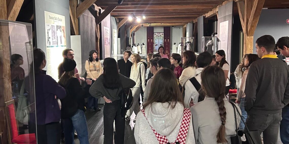 Vizită educațională la muzeu. Elevii din Timișoara și Ungaria descoperă istoria