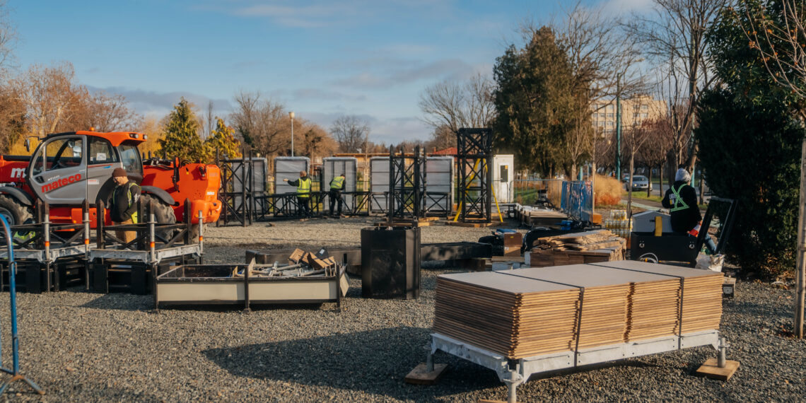 A început montarea Portalului Libertății, instalația dedicată evenimentelor din Decembrie 1989