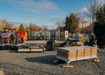 A început montarea Portalului Libertății, instalația dedicată evenimentelor din Decembrie 1989