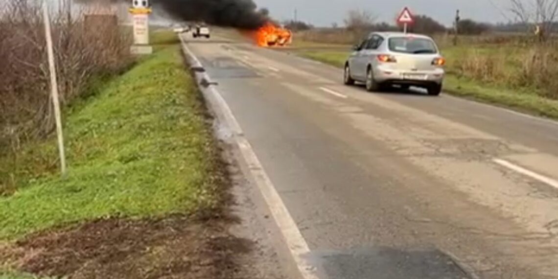 VIDEO. Mașină înghițită de flăcări, între Timișoara și Peciu Nou