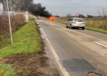 VIDEO. Mașină înghițită de flăcări, între Timișoara și Peciu Nou