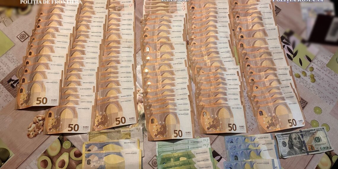 23 de arestați și valută confiscată în urma perchezițiilor de luni la traficanții de migranți/Foto