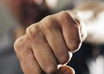 Învățător agresat în curtea școlii de doi frați nemulțumiți de o pedeapsă aplicată unui elev