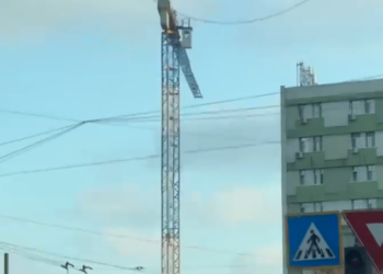 Un bărbat de 47 ani amenință că se aruncă de pe o macara