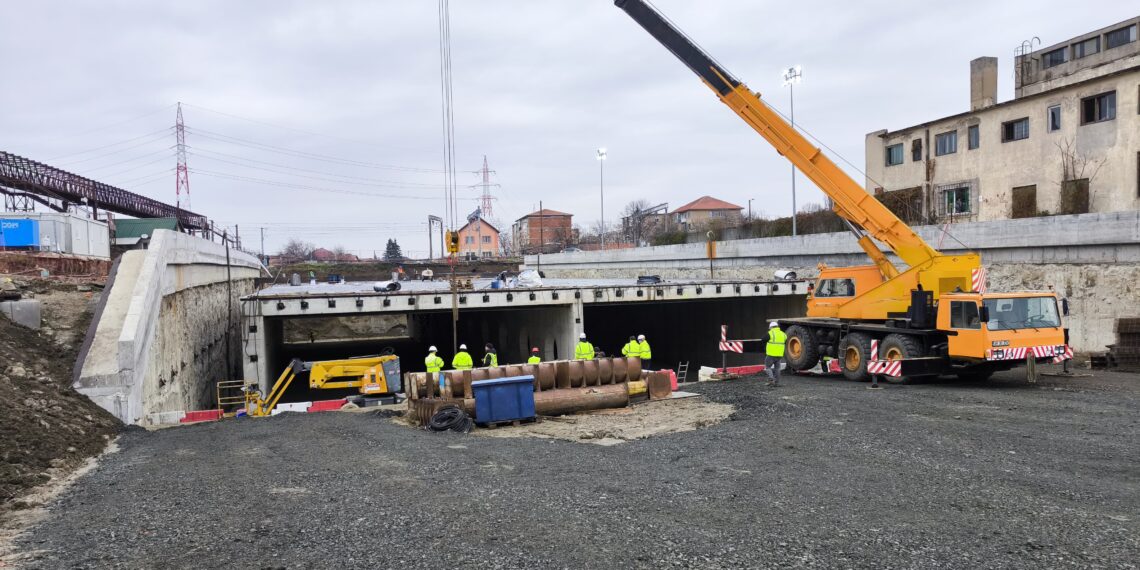 A început împingerea chesonului pe sub calea ferată la pasajul Solventul