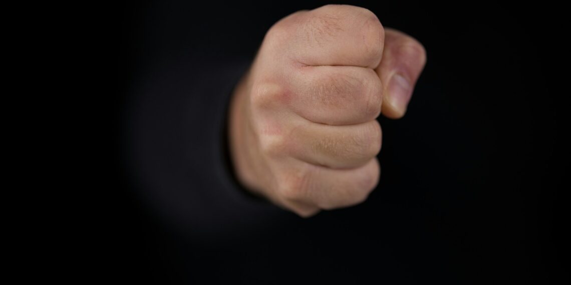 Eleva de la liceul care a agresat o altă fată, sancționată cu mustrare