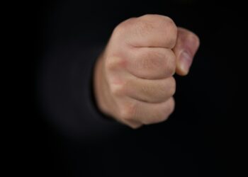 Eleva de la liceul care a agresat o altă fată, sancționată cu mustrare