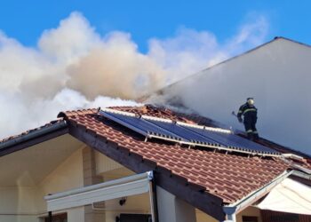 Incendiu izbucnit la acoperișul unei case din municipiul Arad