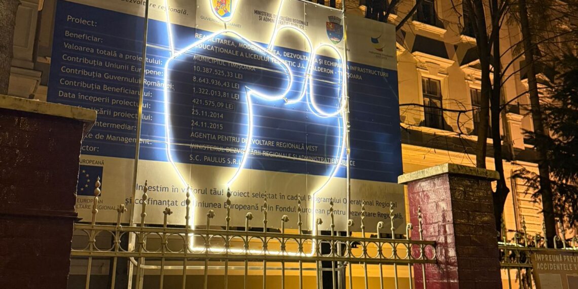 Însemnul Revoluției este vizibil pe școlile din Timișoara/Foto