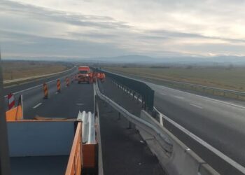 Lucrări pe autostrada A1. Se montează parapeți