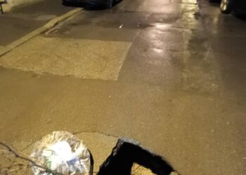 Șoferi, ochii în patru! Crater periculos pe o stradă din Timișoara