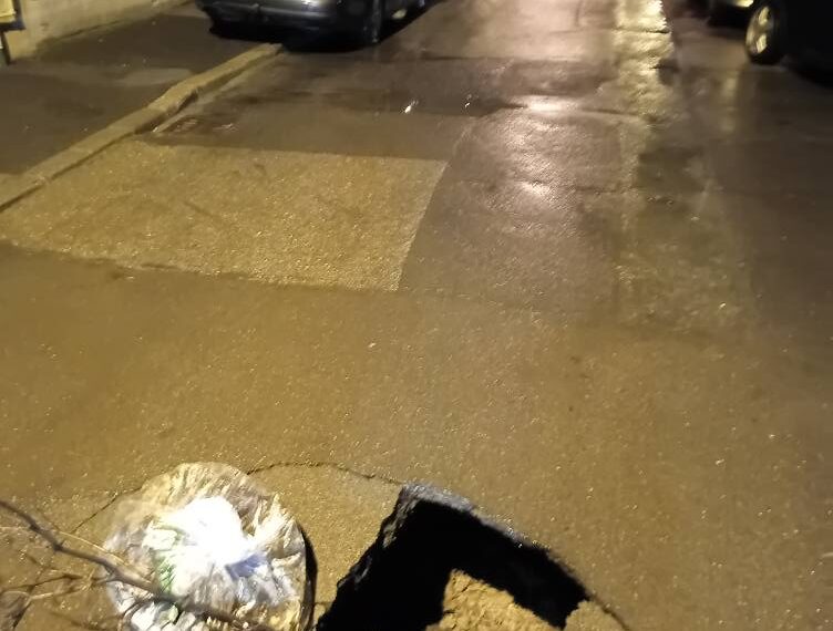 Șoferi, ochii în patru! Crater periculos pe o stradă din Timișoara