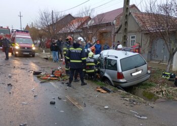 Accident în localitatea Răcășdia. Un bărbat a ajuns la spital