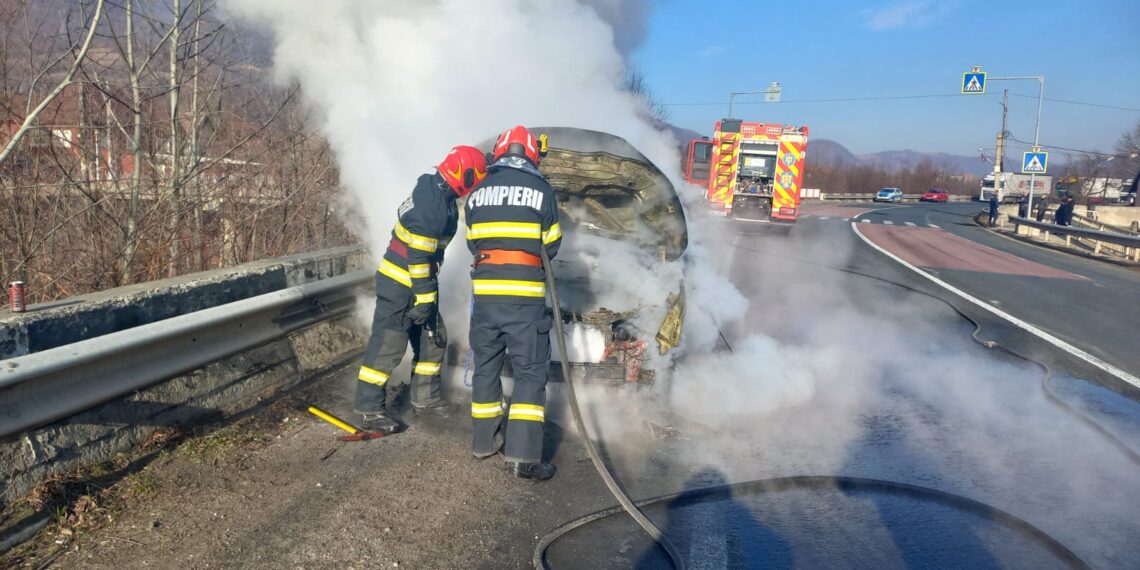 Un autoturism a luat foc pe DN 6
