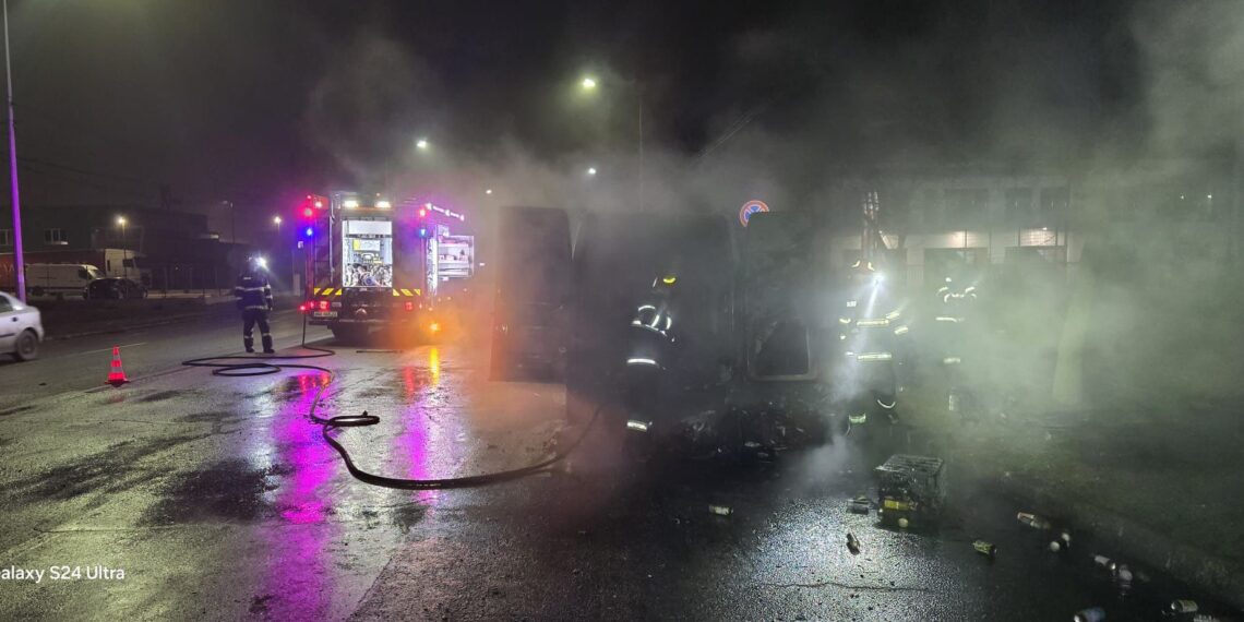 Incendiu izbucnit la un microbuz de transport marfă