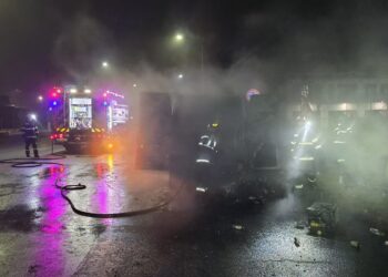 Incendiu izbucnit la un microbuz de transport marfă