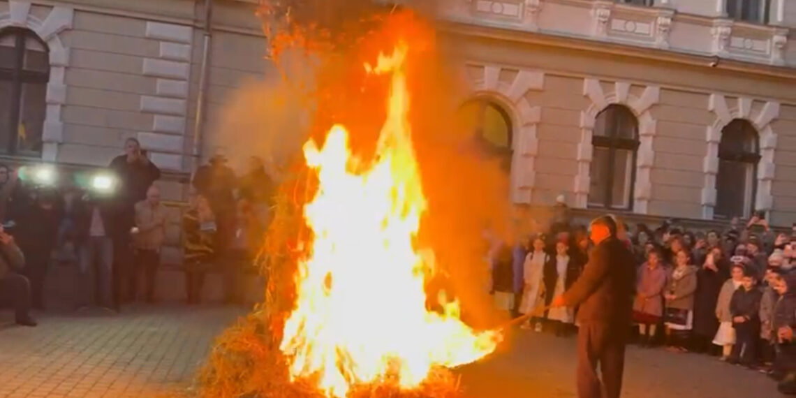 Zeci de oameni au asistat la aprinderea badnjakului. E sărbătoare / VIDEO