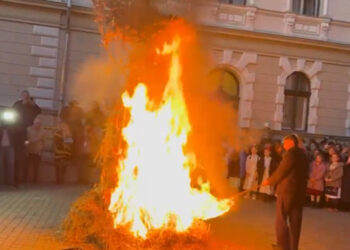 Zeci de oameni au asistat la aprinderea badnjakului. E sărbătoare / VIDEO