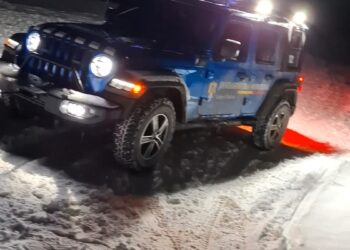 VIDEO & VIDEO. Familie cu 3 copii, salvată de jandarmii montani. Au rămas blocați din cauza zăpezii