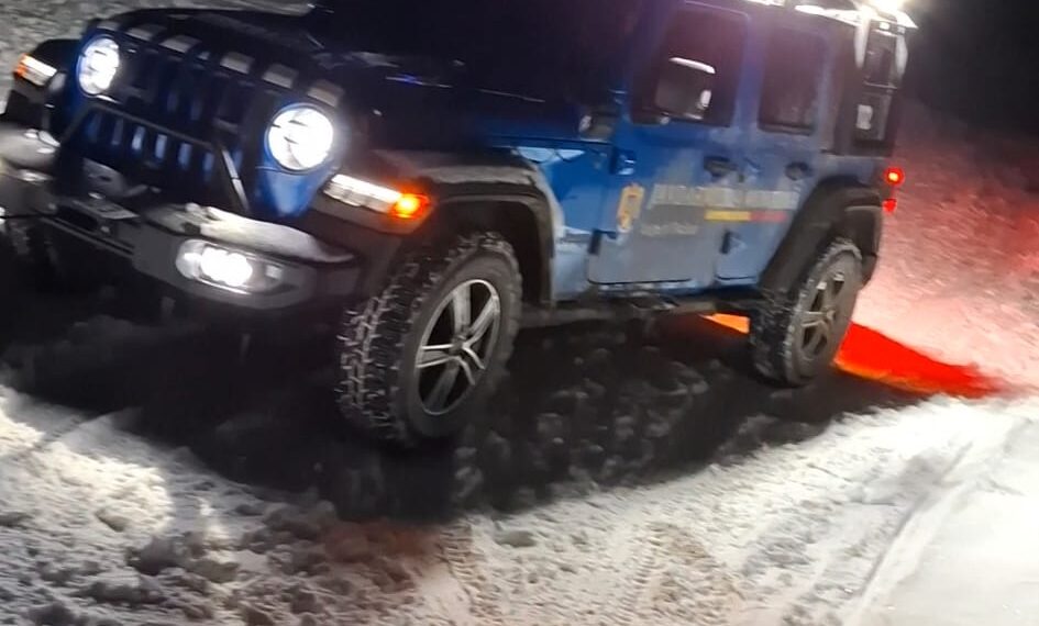 VIDEO & VIDEO. Familie cu 3 copii, salvată de jandarmii montani. Au rămas blocați din cauza zăpezii