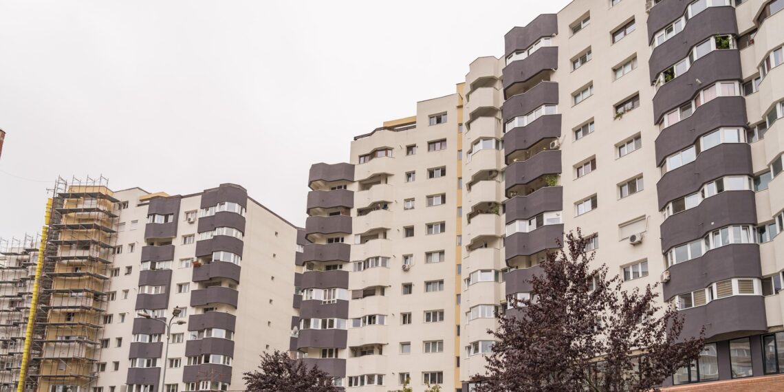 S-a prelungit perioada de depunere a proiectelor pentru reabilitarea termică a blocurilor, prin Programul Regional Vest