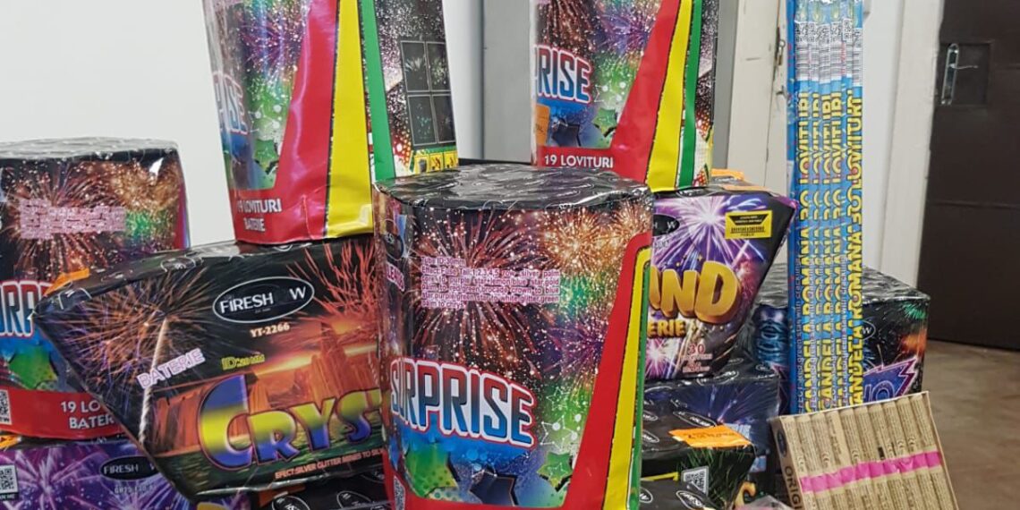 Mamă și fiu, anchetați pentru comercializare ilegală de articole pirotehnice