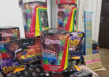 Mamă și fiu, anchetați pentru comercializare ilegală de articole pirotehnice