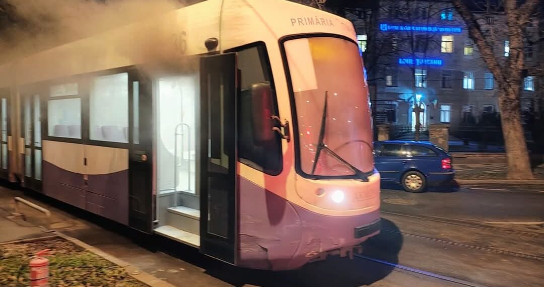 Un tramvai a luat foc pe strada Iosif Nemoianu din Timișoara