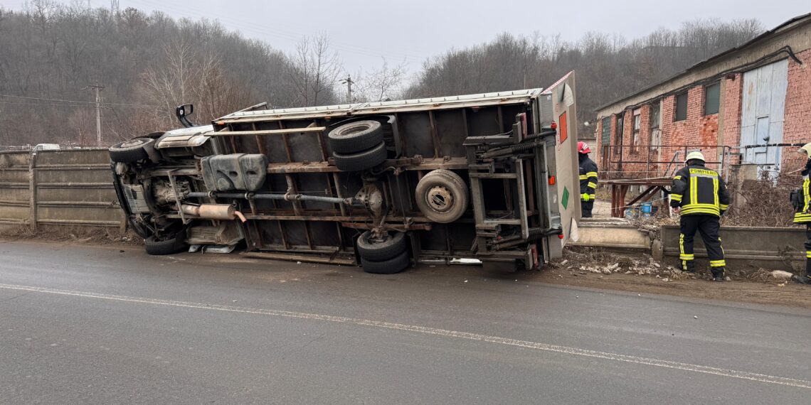 Camion răsturnat pe Calea Terovei, în Reșița