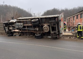 Camion răsturnat pe Calea Terovei, în Reșița