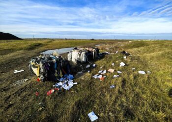 Sancționați drastic cu 90.000 de lei de polițiștii locali, pentru abandonarea deșeurilor pe domeniul public