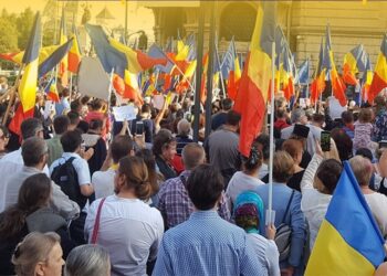 Proteste AUR în centrul Timișoarei: manifestanții scandează împotriva guvernului