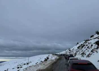 Drumul ce duce la Muntele Mic, blocat de mașini. Asfaltul e curățat de zăpadă