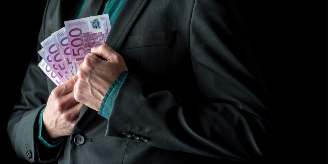 Doi suspecți reținuți pentru fraudă de 166 mii de euro din fonduri europene destinate ocupării forței de muncă