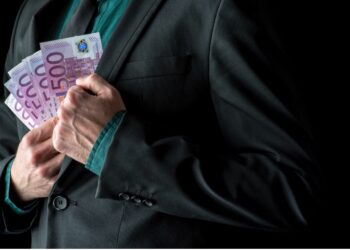 Doi suspecți reținuți pentru fraudă de 166 mii de euro din fonduri europene destinate ocupării forței de muncă