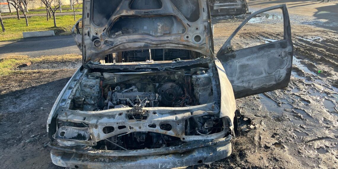 Doi bărbați din Timiș, prinși după ce în decembrie au dat foc la două autovehicule