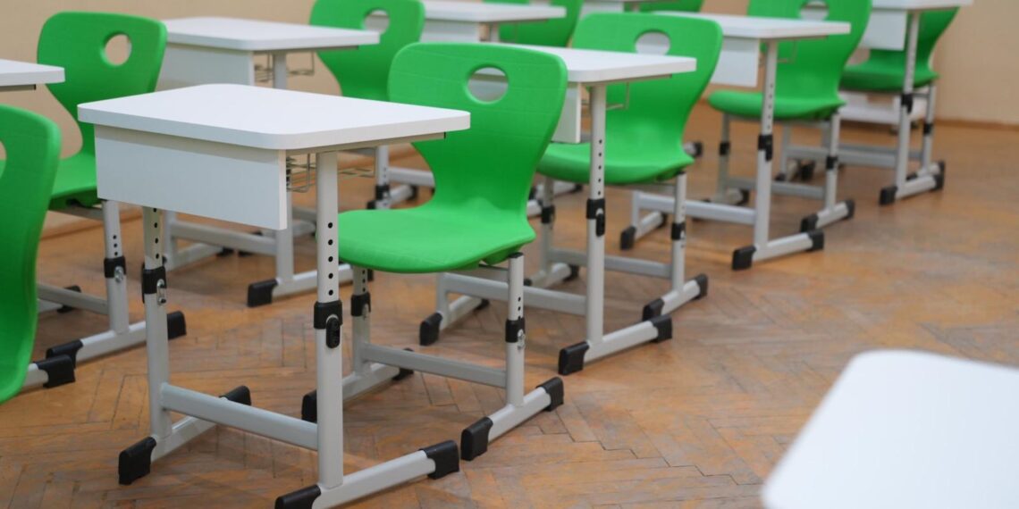 Începe dotarea cu mobilier nou a tuturor școlilor din Timișoara/Foto