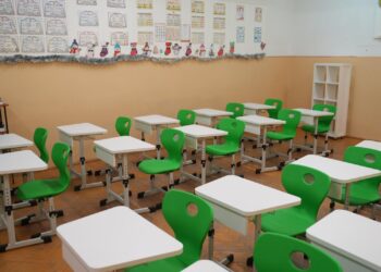 Începe dotarea cu mobilier nou a tuturor școlilor din Timișoara/Foto