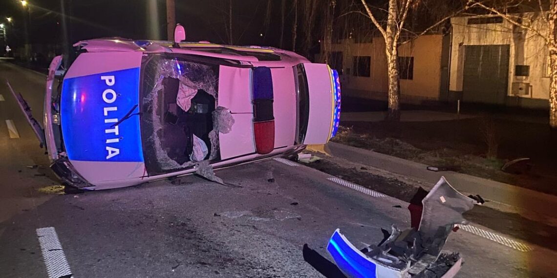 Polițiști ajunși la spital după ce s-au răsturnat cu mașina