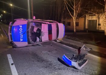 Polițiști ajunși la spital după ce s-au răsturnat cu mașina