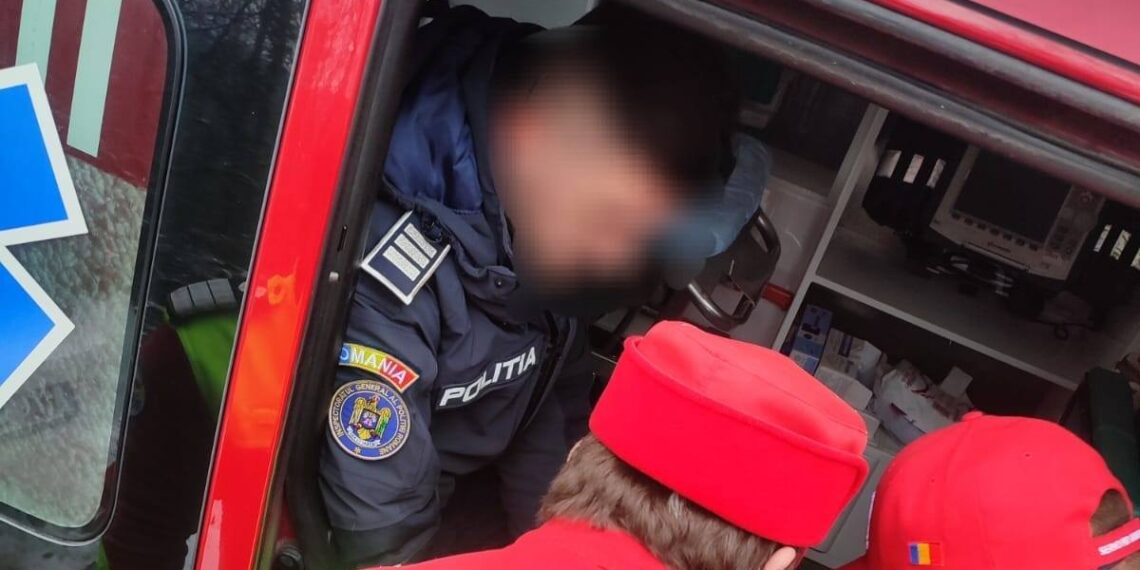 Polițist pus la pământ de un tânăr motociclist. A avut nevoie de îngrijiri medicale
